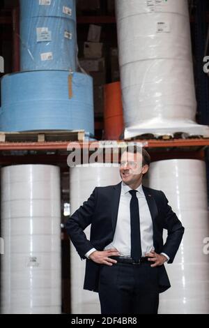 Le président français Emmanuel Macron visite l'usine de masques protecteurs Kolmi-Hopen à Saint-Barthelemy-d'Anjou, près d'Angers, dans le centre de la France, le 31 mars 2020 dans le cadre d'une nouvelle pandémie du coronavirus (COVID-19). Photo de Loic Venance/Pool/ABACAPRESS.COM Banque D'Images