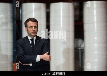 Le président français Emmanuel Macron se rend à l'usine de masques protecteurs Kolmi-Hopen à Saint-Barthelemy-d'Anjou près d'Angers, dans le centre de la France, le 31 mars 2020, dans le contexte d'une nouvelle pandémie du coronavirus (COVID-19). (Photo de Loic VENANCE / AFP) Banque D'Images