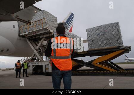 Arrivée de masques de protection en provenance de Chine commandés par LVMH à l'aéroport de Roissy, France, le 29 mars 2020. LVMH propose dix millions de masques en France, d'une valeur de cinq millions d'euros (7 millions de masques chirurgicaux et 3 millions de masques FFP2) pour aider à lutter contre la pandémie Covid-19. Photo du document par LVMH via ABACAPRESS.COM Banque D'Images