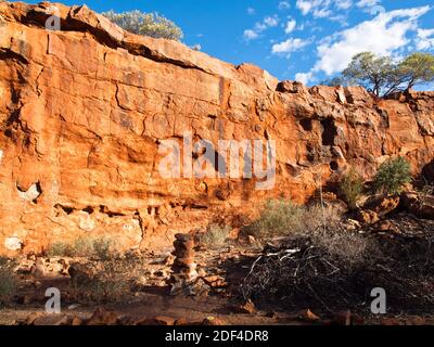 Pétroglyphes aborigènes sur un c;iff de grès à Mundee, parc national du Mont Augustus, Australie occidentale Banque D'Images