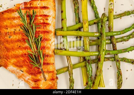 Pavé de Saumon aux asperges Banque D'Images
