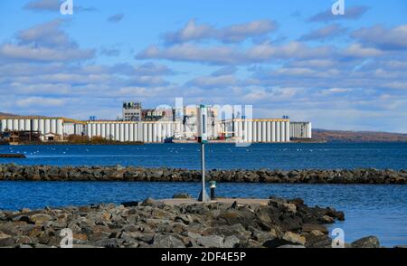 Silos à grains sur le lac supérieur à Thunder Bay (Ontario) Canada. Banque D'Images