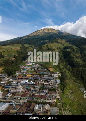 vue aérienne la beauté des maisons de construction dans la campagne du flanc de montagne. Nepal van Java est une visite rurale sur les pentes du Mont Sumbing, Centr Banque D'Images