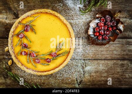 Belle tarte à la citrouille avec canneberge sur fond en bois. Copier l'espace. Banque D'Images