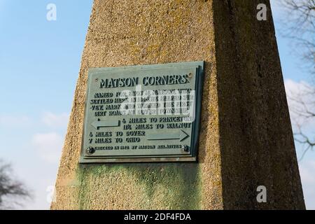 Dover, Illinois / États-Unis - 12/2/2020: 'Matson Corners', marqueur en béton sur le côté de la route dans l'Illinois rural. Banque D'Images