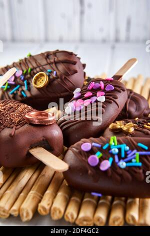 Fait sortir le gâteau sous forme de glace au chocolat avec décoration Banque D'Images