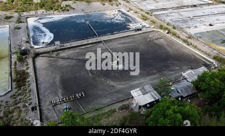 Vue aérienne de la ferme de crevettes et du purificateur d'air à Yogyakata, Indonésie. Les activités aquacoles en croissance continue sont exportées vers le marché international. Banque D'Images