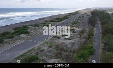 Vue aérienne de la route asphaltée pour le sport aérodynamique près de la plage à Landasan PACU Depok, Bantul, Yogyakarta Banque D'Images