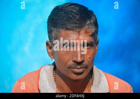 TIKAMGARH, MADHYA PRADESH, INDE - 24 NOVEMBRE 2020 : portrait d'un Indien non identifié dans son village. Banque D'Images