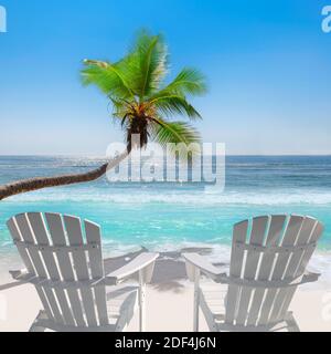 Plage de sable blanc paradisiaque, chaises de plage, palmiers coco et mer turquoise. Banque D'Images