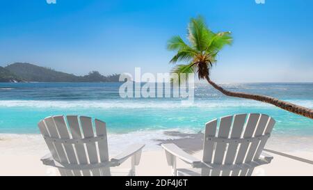 Plage de sable blanc paradisiaque, chaises de plage, palmiers coco et mer turquoise. Banque D'Images