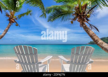 Plage de sable blanc paradisiaque, chaises de plage, palmiers coco et mer turquoise. Banque D'Images