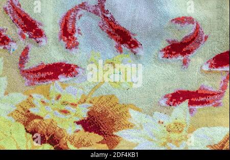 Ensemble brodé de carpes koï japonais poisson coloré motif floral arrière-plan Banque D'Images