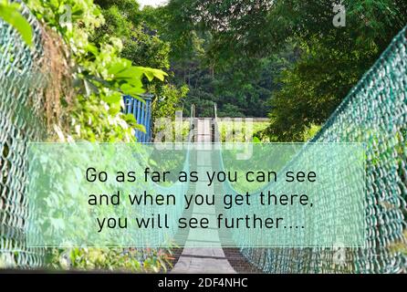Image avec des citations motivantes et inspirantes - allez aussi loin que vous pouvez voir, et quand vous y arrivez, vous verrez plus loin Banque D'Images