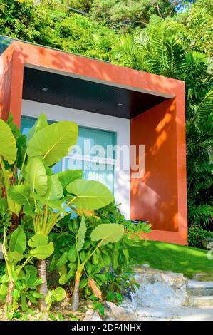 Maison de vacances sur la plage. Maison moderne typique sur une plage de sable. Concept de vacances d'été. Banque D'Images