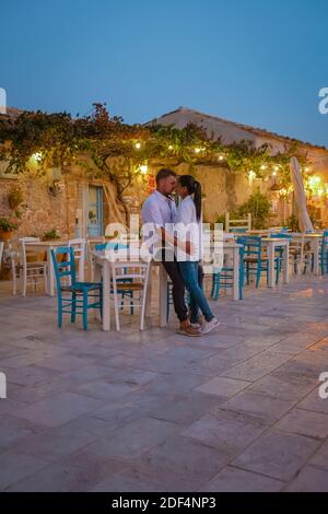 Le village pittoresque de Marzamemi, dans la province de Syracuse, Sicile Italie, un couple en vacances en Sicile Banque D'Images