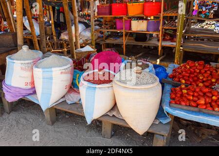 café, haricots, maïs et légumineuses fraîches en sacs sur le marché Maroantsetra. Madagascar campagne Banque D'Images