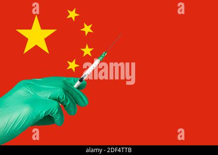 vaccination de corona devant un drapeau chinois. Banque D'Images