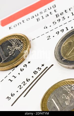 Kontoauszug mit Euro Münzen Banque D'Images
