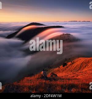 Paysage d'automne, beau lever de soleil au-dessus des nuages lourds, mer de montagne Banque D'Images