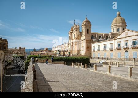 Sicile Italie, vue sur la vieille ville de Noto et la cathédrale de Noto, Sicile, Italie. Belles et typiques rues et escaliers dans la ville baroque de Noto dans la province de Syracuse en Sicile Banque D'Images