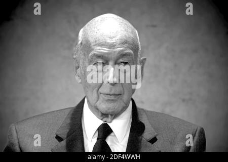 Aix-la-Chapelle, Allemagne. 03ème décembre 2020. PHOTOMONTAGE: Valery GISCARD d'ESTAING est mort à l'âge de 94 ans. Archive photo: Valery GISCARD d'ESTAING, FRA, homme politique, ancien président d'Etat français, ici au Prix Charlemagne international à Aix-la-Chapelle, le 29 mai 2003. | utilisation dans le monde crédit: dpa/Alay Live News Banque D'Images