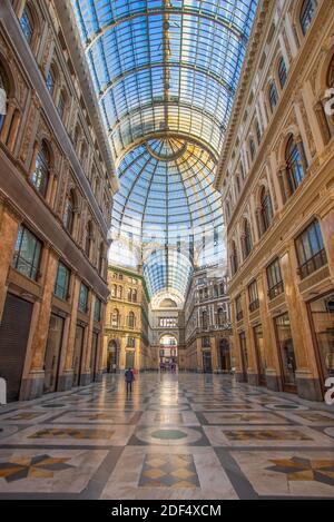 Galerie marchande publique construite en 1887 et nommée d'après le roi Umberto, la Galleria Umberto I fait partie de la vieille ville de Naples, classée au patrimoine mondial de l'UNESCO Banque D'Images