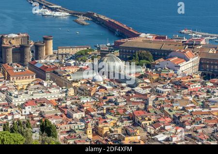 L'un des plus grands ports maritimes méditerranéens et situé juste à côté de la vieille ville, le port de Naples est l'épine dorsale de l'économie de Naples Banque D'Images