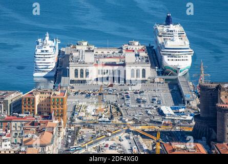 L'un des plus grands ports maritimes méditerranéens et situé juste à côté de la vieille ville, le port de Naples est l'épine dorsale de l'économie de Naples Banque D'Images