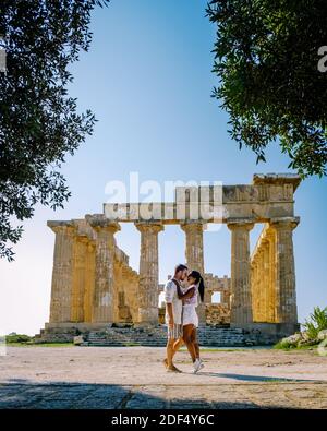 Un couple visite des temples grecs à Selinunte pendant les vacances, vue sur la mer et les ruines des colonnes grecques dans le Parc archéologique de Selinunte Sicile Italie Banque D'Images