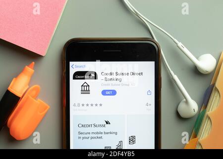 New York, Etats-Unis - 1er décembre 2020 : icône de l'application mobile Credit Suisse Direct - Banking sur l'écran du téléphone, vue de dessus, Editorial. Banque D'Images