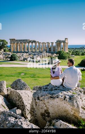 Un couple visite des temples grecs à Selinunte pendant les vacances, vue sur la mer et les ruines des colonnes grecques dans le Parc archéologique de Selinunte Sicile Italie Banque D'Images