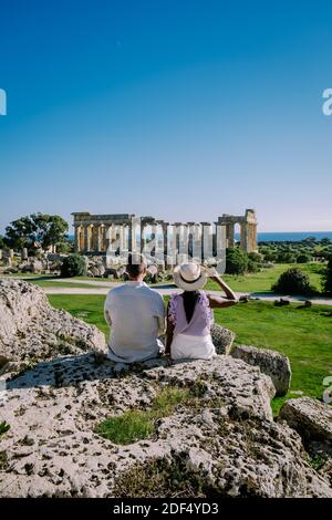 Un couple visite des temples grecs à Selinunte pendant les vacances, vue sur la mer et les ruines des colonnes grecques dans le Parc archéologique de Selinunte Sicile Italie Banque D'Images