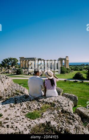Un couple visite des temples grecs à Selinunte pendant les vacances, vue sur la mer et les ruines des colonnes grecques dans le Parc archéologique de Selinunte Sicile Italie Banque D'Images
