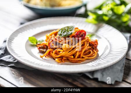 Spaghetti à la purée de tomates, tomaties de la chari et basilic sur le dessus. Banque D'Images