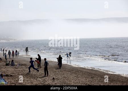 Ayr Beach, Ayrshire, Écosse, Royaume-Uni. Un brouillard de mer ou un haar roule sur la plage d'Ayr, ce qui est un phénomène inhabituel. Les voyageurs d'une journée et les vacanciers qui disparaissent dans la brume marine Banque D'Images