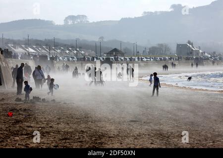 Ayr Beach, Ayrshire, Écosse, Royaume-Uni. Un brouillard de mer ou un haar roule sur la plage d'Ayr, ce qui est un phénomène inhabituel. Les voyageurs d'une journée et les vacanciers qui disparaissent dans la brume marine Banque D'Images