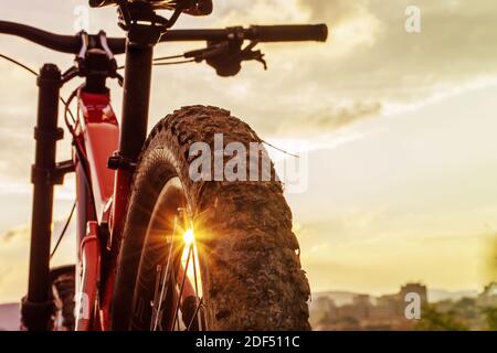 Photo arrière du VTT au coucher du soleil. Roue arrière. Pneu de vélo tout terrain. Pneus 27,5 pouces MTB composant de vélo. Banque D'Images