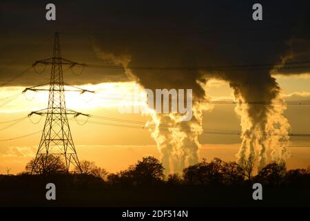 tours de refroidissement géantes et pylônes d'électricité à la centrale électrique de drax au coucher du soleil, le kngdom uni Banque D'Images