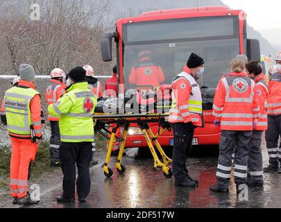 Grassau, Allemagne. 03ème décembre 2020. Les secouristes sont sur les lieux d'un accident. Plusieurs enfants ont été blessés dans un accident d'autobus scolaire en haute-Bavière. Le bus était entré en collision avec une voiture dans le quartier de Traunstein. Credit: Josef Reisner/dpa/Alay Live News Banque D'Images