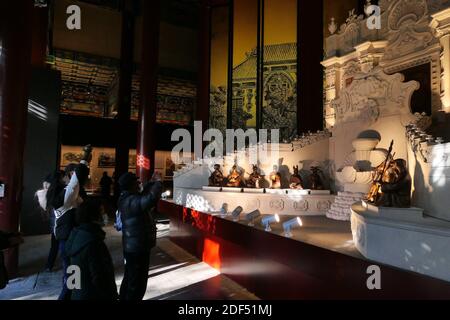 Haidian, Haidian, Chine. 3 décembre 2020. Beijing, CHINE-la statue de la tête du cheval est exposée au vieux Palais d'été de Beijing, le 3 décembre 2020. Après 160 ans de dérive, la statue est revenue dans sa ville natale, ce qui en fait la première grande relique culturelle d'outre-mer à retourner à l'ancien Palais d'été. La tête de cheval en bronze a été conçue par l'Italien Giuseppe Castiglione. Il a été réalisé par un artisan de la cour pendant le règne de l'empereur Qianlong dans la dynastie Qing, mêlant les styles artistiques de l'est et de l'Ouest. Crédit : SIPA Asia/ZUMA Wire/Alay Live News Banque D'Images