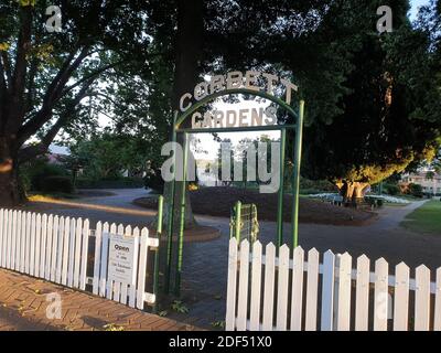 BOWRAL, AUSTRALIE - 12 février 2020 : entrée aux jardins de Corbet et clôture blanche Banque D'Images