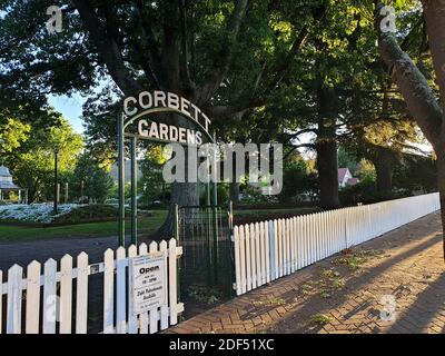 BOWRAL, AUSTRALIE - 12 février 2020 : entrée aux jardins de Corbet et clôture blanche Banque D'Images