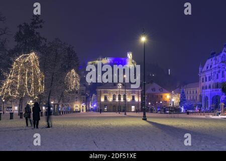 Ljubljana, Slovénie - 2 décembre 2020 : place du Congrès - Kongresni trg - vue de l'Orchestre philharmonique slovène et du château de Ljubljana à Ljubljana, Slovénie Banque D'Images