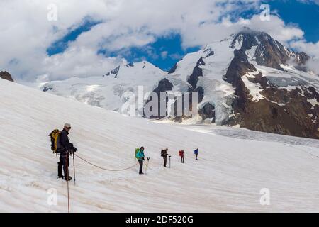 Géographie / Voyage, Suisse, Valais, Parti des alpinistes avec le Finsteraarhorn (4274m) dans le , droits-supplémentaires-dégagement-Info-non-disponible Banque D'Images