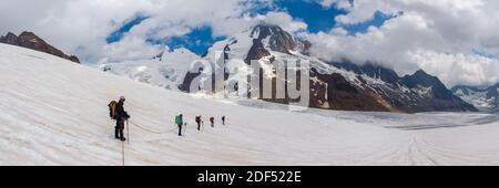 Géographie / Voyage, Suisse, Valais, Parti des alpinistes avec le Finsteraarhorn (4274m) dans le , droits-supplémentaires-dégagement-Info-non-disponible Banque D'Images