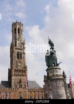 BRUGES, BELGIQUE - 10 mai 2019 : Belgique, Bruges / 10 2019 4 mai 35, tour au grand marché appelé Belfried, 83 mètres de haut, contenant 47 cloches Banque D'Images