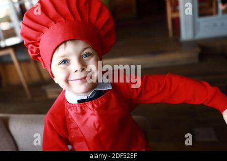 Portrait de l'enfant heureux dans Cap Cook Banque D'Images