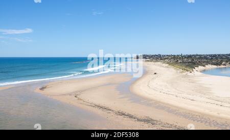 La belle plage sur une journée ensoleillée au port noarlunga Australie méridionale le 30 novembre 2020 Banque D'Images