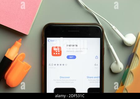 New York, Etats-Unis - 1er décembre 2020 : icône de l'application mobile Inshort sur l'écran du téléphone, vue de dessus, Editorial. Banque D'Images